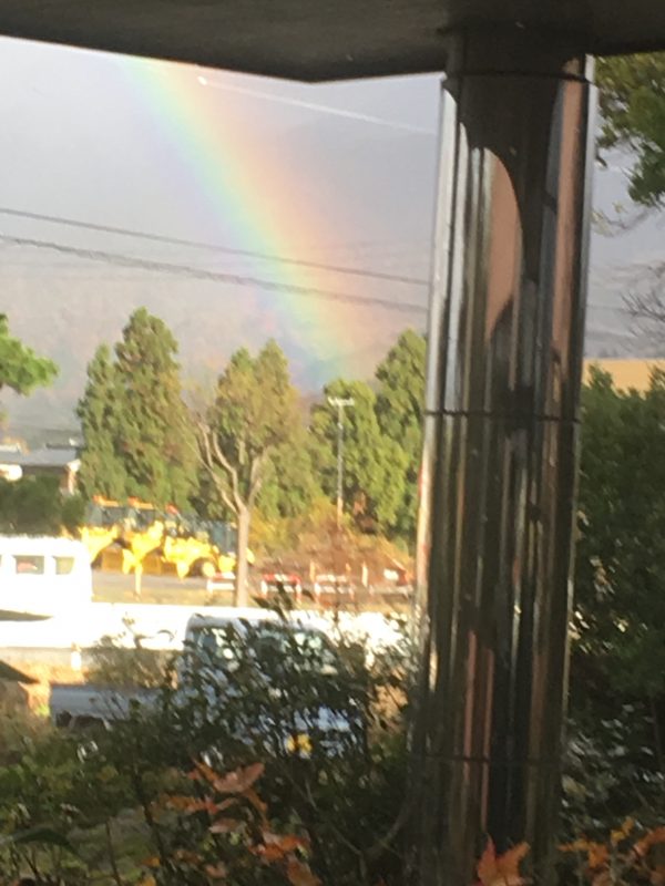 ふと窓の外をみたら、なんと綺麗な虹が！！