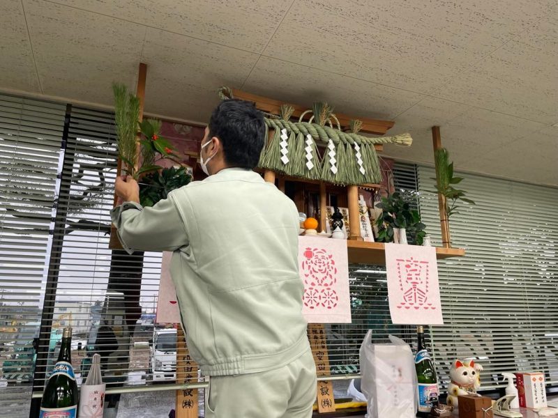 斎藤部長が年男の時から神棚のお掃除を担当してくれています。