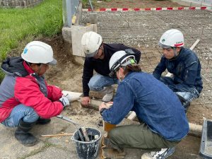 型枠の作り方を先輩から習っています
