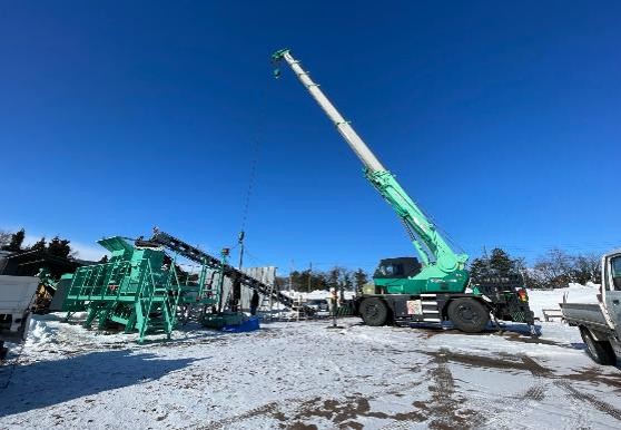 25Tクレーンを使い粉砕機の解体設置工事