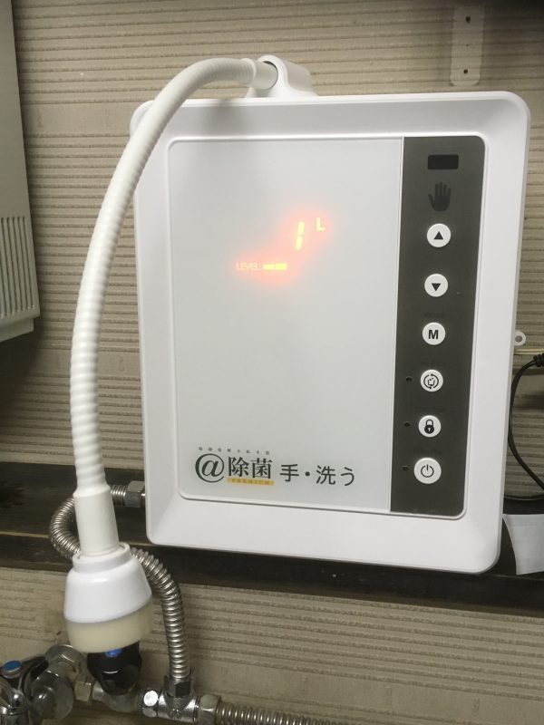 酸性電解水の給水器です。スプレーボトルに入れて枕や靴、ソファー、便座はペーパーに吹きかけ拭いての除菌。飲めませんがうがいはOK!歯周病にもいいらしいです。除菌…心がけましょう!!