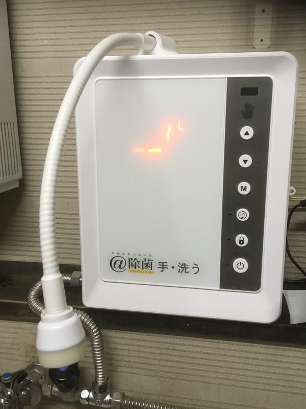 酸性電解水の給水器です。スプレーボトルに入れて枕や靴、ソファー、便座はペーパーに吹きかけ拭いての除菌。飲めませんがうがいはＯＫ！歯周病にもいいらしいです。除菌…心がけましょう！！