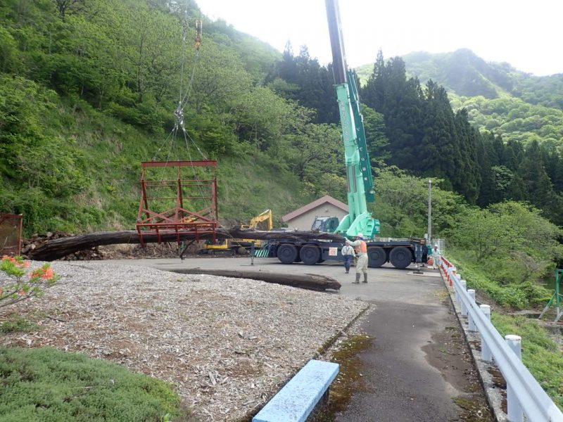 流木を吊り上げ、スムーズに作業ができました。