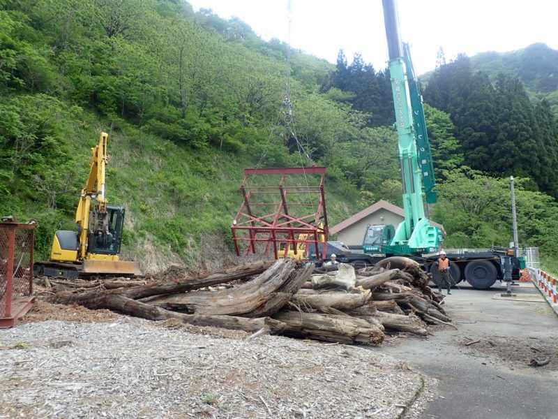 介錯（かいしゃく）ロープを持つ作業員さんの腕が夕方になると疲労感で上がらなくなったとか……。おかげさまで、沢山の流木を収集できました。