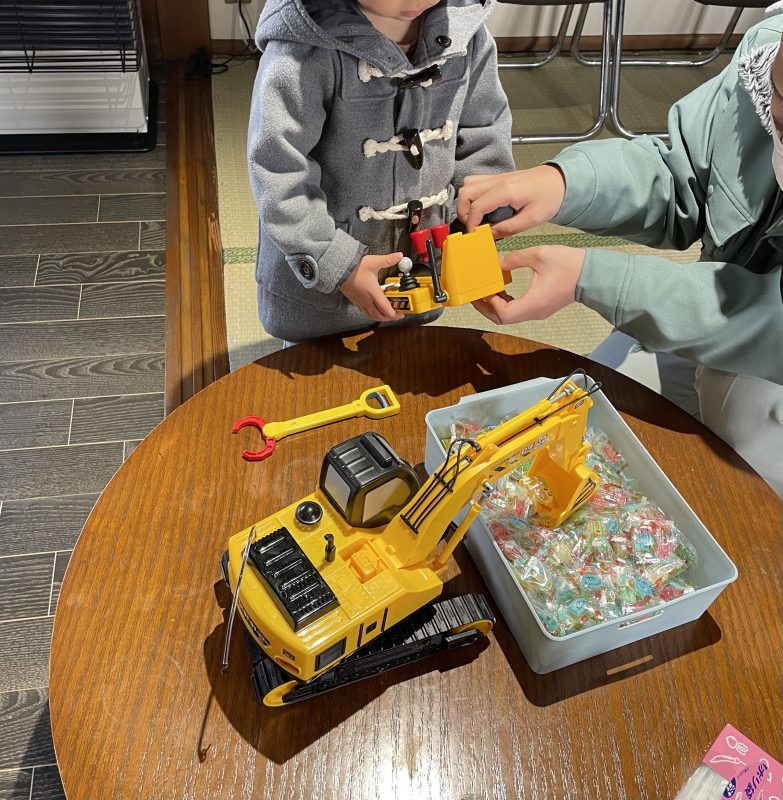 ラジコンのショベルカーでお菓子をすくいます。これがまた、なかなか操作が難しく、すくえそうですくえない。(*_*;すくえるまで何度でも挑戦ＯＫ！！