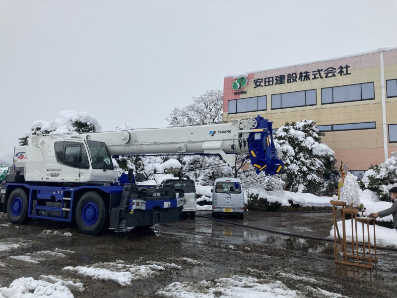 出来立てのほやほやでピッカピカ、これから社名が入ります。楽しみですね。