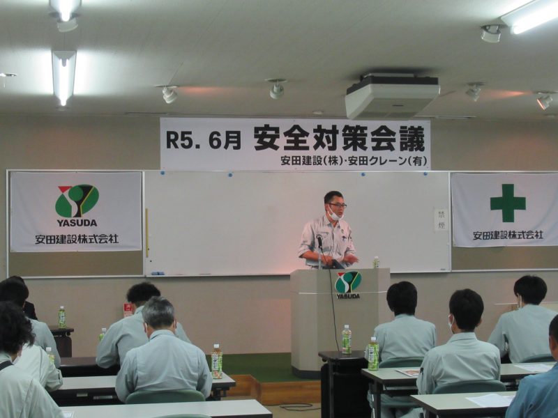 労働安全部長より本日の資料に沿ってお話がありました。安全週間実施要項ついてから重要項目の説明などがありました。とても大切なお話でした。