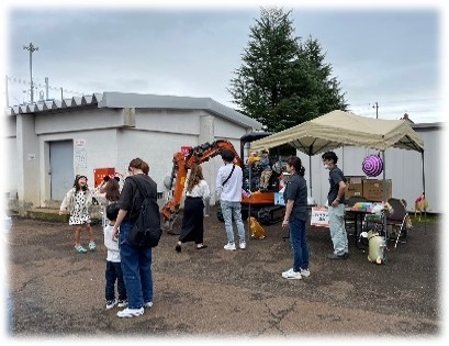 バックホーとの記念撮影とチラシ入りのティッシュを配りました。朝は肌寒かったですが徐々に天気も回復してとても良い秋晴れでした!