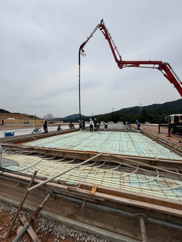本日の作業はコンクリートの打設工事でした本当に広い面積を沢山の職人さんと仕上げていきます。