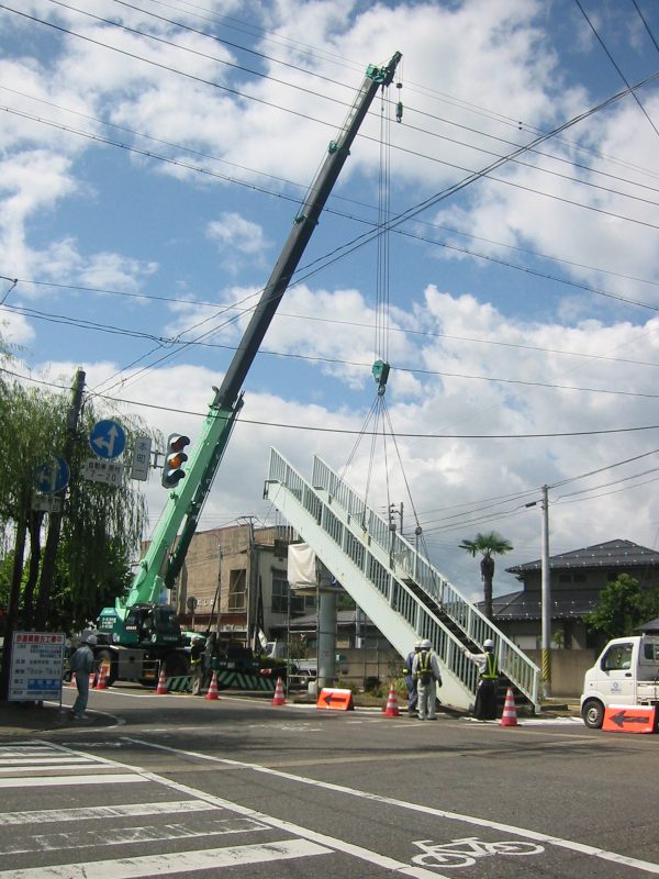 歩道橋撤去 25t クレーン