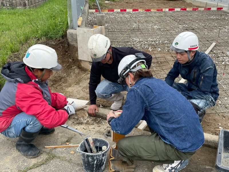 型枠の作り方を先輩から習っています