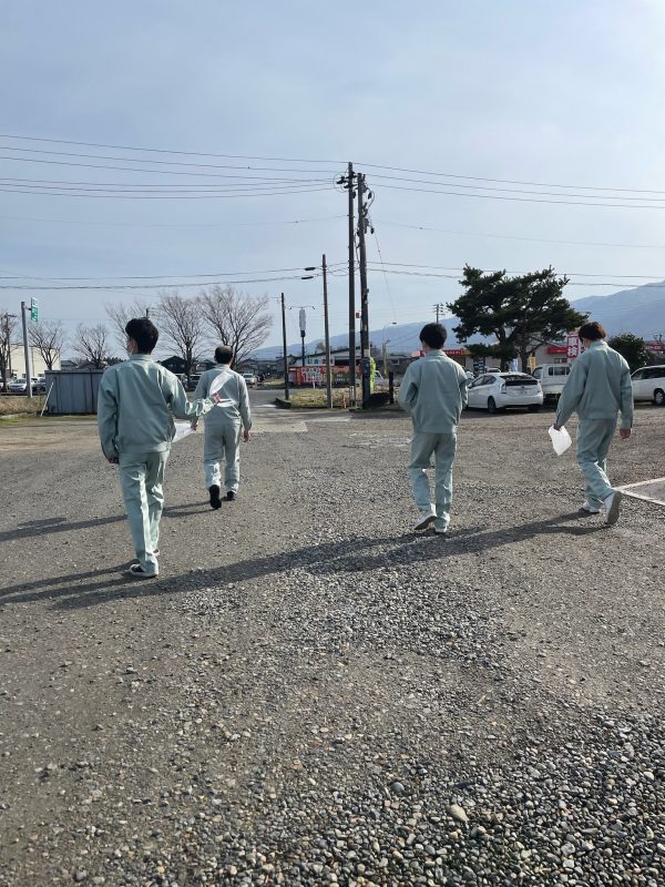 ごみ袋を持って、先輩社員について国道に向かいます！
