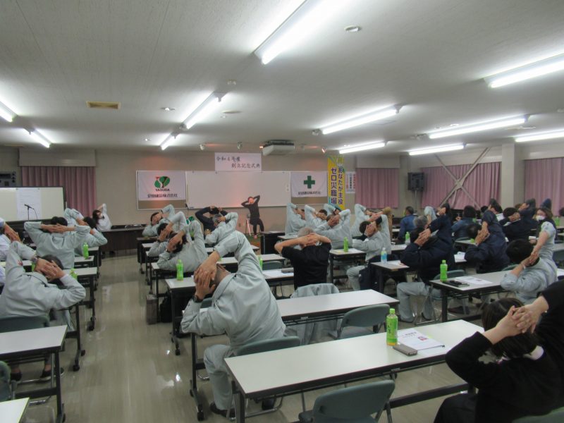 頭に手を組んで、ひじは耳の真横に開いて、そのまま左へゆっくりと倒してください。ゆっくりと戻して、今度は反対に!!