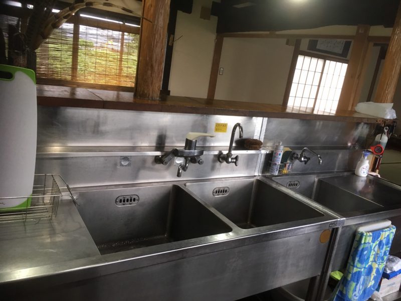 台所はシンクが3つあり、洗い物など沢山出来ます! コップや食器類などもご利用頂けます。