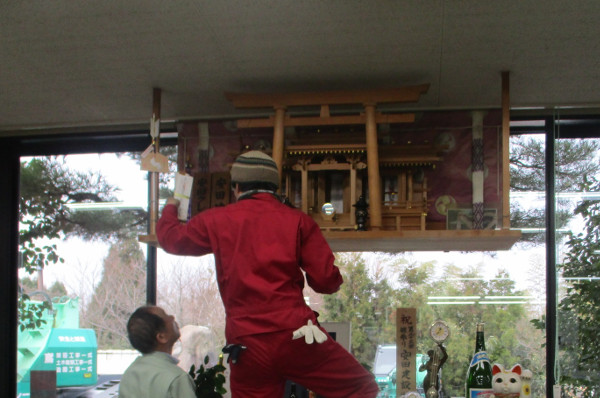年男の方が神棚の清掃をしてくれました。