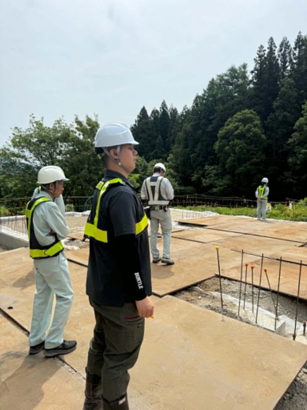 新入社員H君も実際の現場を見て学びます。