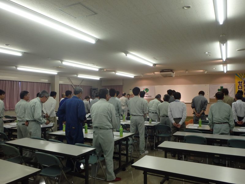 仕事の関係で全員ではありませんが、
忙しい中多くの社員が出席します。